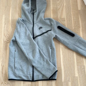 Nike tech tröja - Grå Nike tech tröja stl Xs finns byxor till 500kr för tröja eller byxorna 800kr för båda