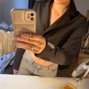 Kort kavaj  - Sällan använd, en kofta kavaj med en liten text vid högra ärmen🌸