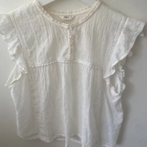 Blus - Super gullig vit blus perfekt till vår och sommar