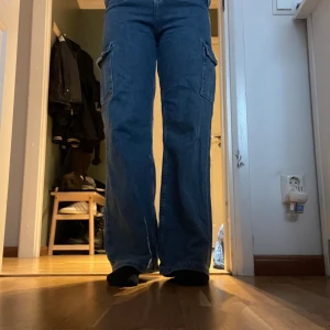 Cargo jeans - Så snygga cargo jeans från bershka! Tyvärr lite för små för mig. Verkligen jättemysig och baggy, knappt använda❤️