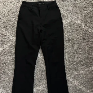 Kostymbyxor från Bikbok  - Superfina kostymbyxor i medelhög midja. Endast använda 2 gånger, säljer då de inte kommer till användning tyvärr. Väldigt bra skick🩷