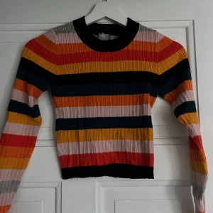 Randig tröja  - Randig tröja från asos. Jättemjukt och skönt material, kliar inte. Har ett litet hål under armen. 