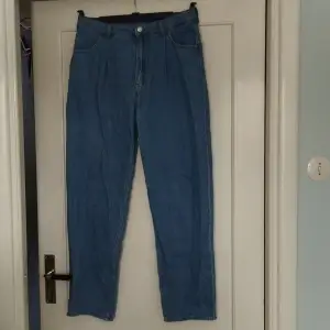 Jeans i bra skick från H&M. 100% bomull. Tvättas i 30 C°. Midjemått; 83 cm. Innerbensmått; 73 cm.
