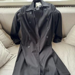 Trenchcoat  - Kappa i svart passar mig som är storlek S❣️