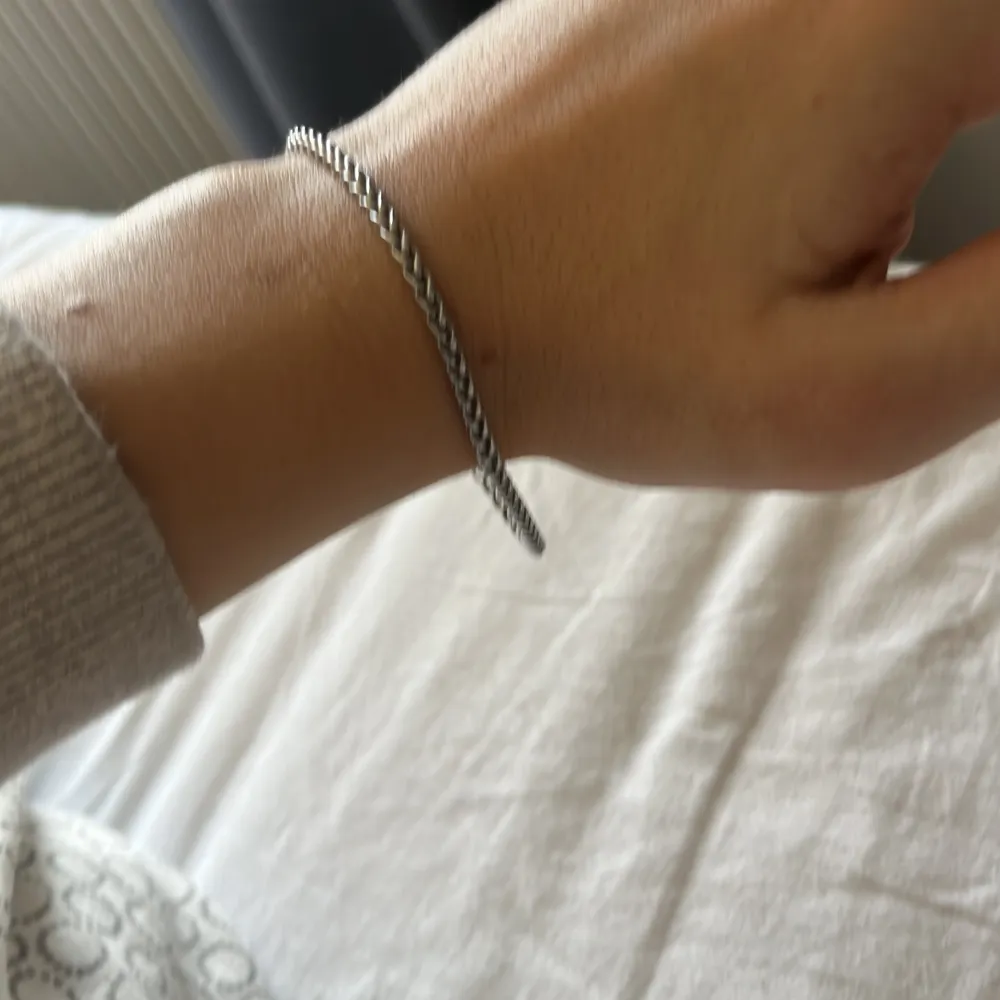 det är ett armband jag fick av en kompis i födelsedagspresent. det är rostfrittstål som är silver platerat. som ni ser på bilden är det tyvärr för stort så jag säljer det här istället för 80kr. Accessoarer.