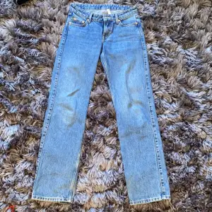 Jeans från weekday i modellen arrow, skit snygga - lågmidjade och raka🌸 Säljer då de är för små,  Inga defekter - använda men nästan i nyskick, nypris - 600kr