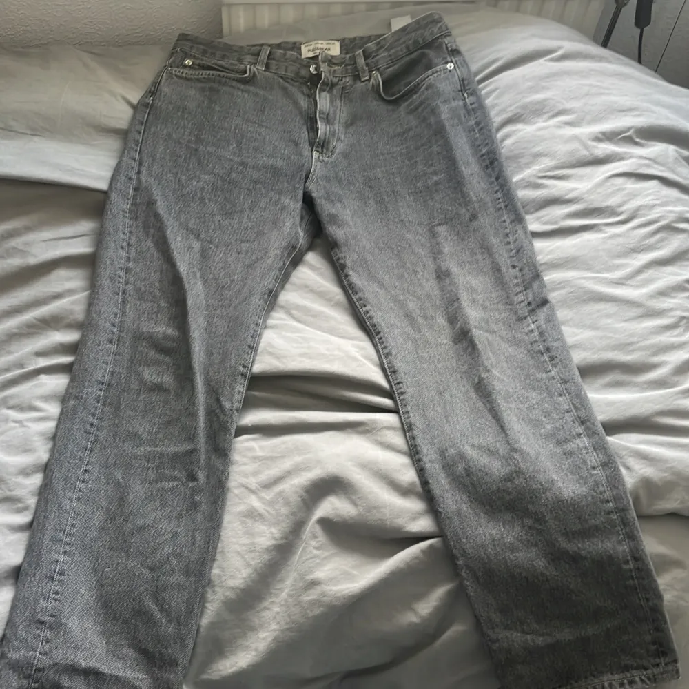 Halloj! Säljer ett par gråa Pull and bear jeans. Knappt använda och i mycket bra skick. Jeans & Byxor.