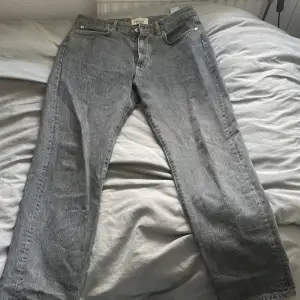 Halloj! Säljer ett par gråa Pull and bear jeans. Knappt använda och i mycket bra skick