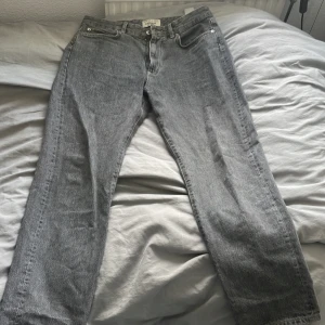Pull and Bear jeans - Halloj! Säljer ett par gråa Pull and bear jeans. Knappt använda och i mycket bra skick