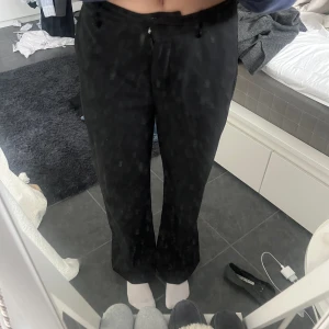 Kostymbyxor  - Super snygga svarta kostymbyxor som nästan aldrig använts. Långa i benen på mig som är 172🥰