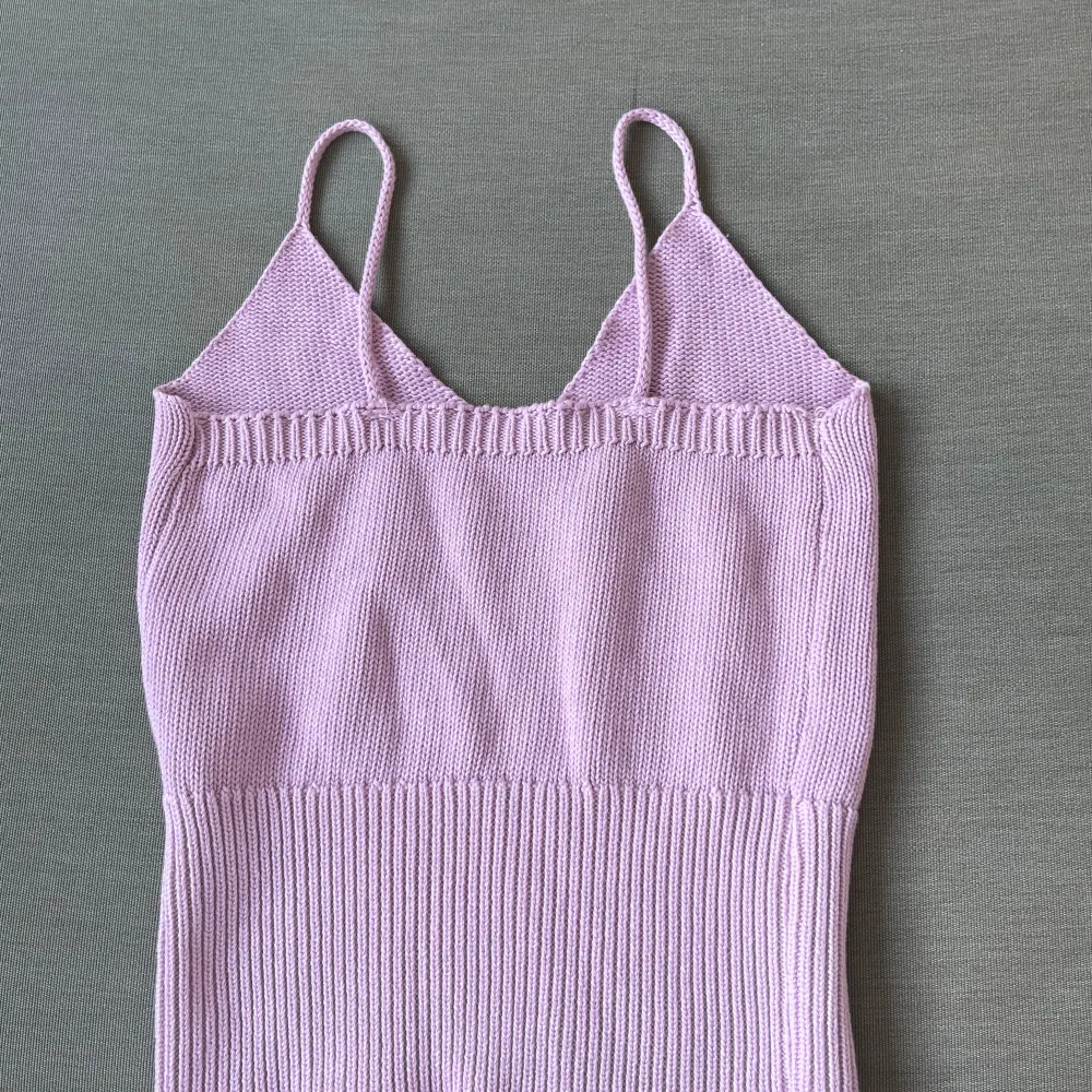 Jätte gulligt rosa/lila stickat linne från brandy Melville💕köpt för något år sedan men aldrig använt då det är något för litet!. Toppar.