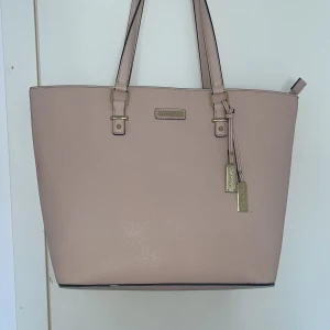 Väska - Säljer denna snygga Calvin Klein väskan❤️ väskan är äkta och köpt i New york. Man får plats med mycket i den och jag har använt den några gånger så kommer inte till användning❤️