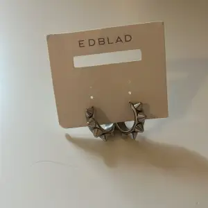 Peak steal örhängena ifrån Edblad i mycket bra skick. Använda ett fåtal gånger! Inga tecken på användning och skriv gärna för fler bilder!💓