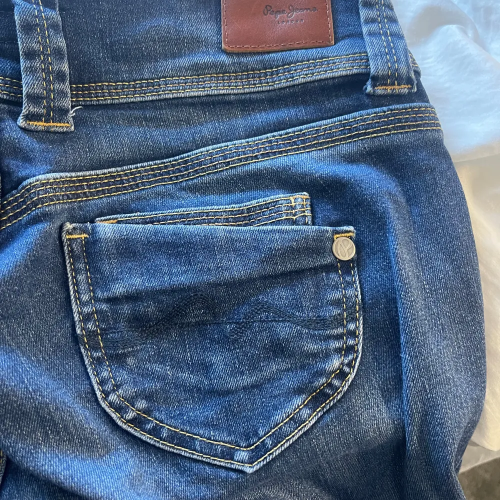 Säljer dessa as snygga pepe jeans pga de inte kommer till användning längre. Dom är i topp skick och har inga defekter. Jag har sytt de för att vara lite mer bootcut men det är inget som syns. Storlek 25 i midjan och passar mig som är ca 160🩷. Jeans & Byxor.