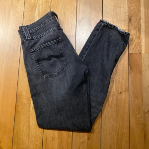Nudie jeans grim trim  - Ett par riktigt feta nudie jeans i bra skick,   storleken 30/32, modellen heter Grim Tim, Killen på bilden är 181. Fundera inte på att höra av dig om du har några frågor eller funderingar!!💯🔥 (Pris ej hugget i sten)