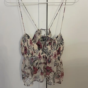 Blommig topp från zara - Så fin och somrig topp från Zara! Köpte denna för några år sen så den finns nt längre till salu💕har knappt använt