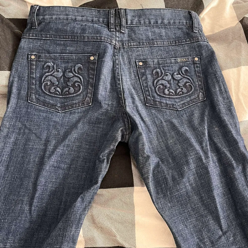 säljer för att de är lite för lång för mig. De är straight jeans, dm mig om ni undrar något 😊. Jeans & Byxor.