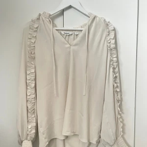 Blus beige  - Säljer denna jättefina beigea blusen från Kappahl då den inte kommer till användning🩷Pris kan diskuteras🩷