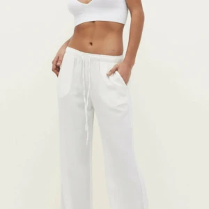 Vita linnebyxor - Säljer mina vita linnebyxor från stradivarius, pga att de är lite för stora för mig. Använda endast 3-5 gånger