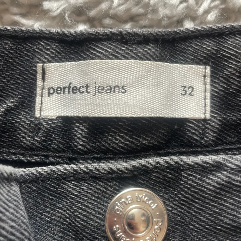 Säljer dessa svarta låhmidjade jeans från Gina tricot pågrund av arts e inte kommer till andvändning💘dessa jeans har jag ändvänt 1 gång.. Jeans & Byxor.