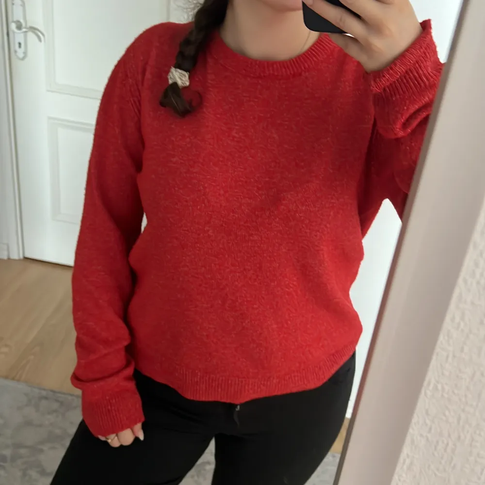 Röd stickad tröja från pull and bear i storlek M. Tröjor & Koftor.