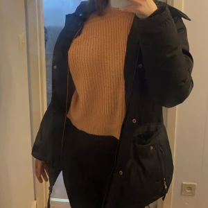 Vinter jacka - Rocco barocco. Tjock, fin orange detalj på insidan. Du kan göra midjan smalare. Inga defekter. Du får två pälsar till luvan med, en svart och en vanlig äkta brun. Storlek S