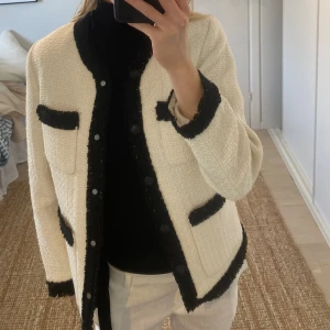 Jacka - Vårjacka ifrån H&M. Helt ny med lappen kvar😍🤩