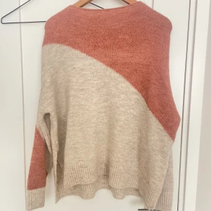 Stickad tröja - Inga noppror eller liknande. Pris kan diskuteras.