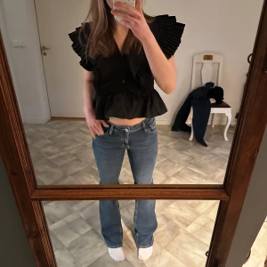 Lågmidjade bootcut jeans - Superfint skick, knappt använda för inte min stil. Jag är 168 cm lång och har vanligtvis 36 i byxor 😊