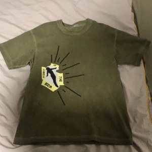 Cactusjack t-shirt - Hej, säljer min cactusjack tröja, aldrig använd storlek XL, funkar bra med L också den är oversize