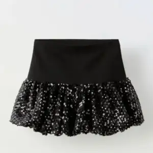 Söker denna superfina kjolen från Zara, från Zara's barnavdelning, söker den i storlek 140 eller 152 eller 164 i barnstorlek, om ni har sett den på hemsidan eller i någon butik så kan ni gärna skriva 🫶🏻❤️ pris kan diskuteras😇