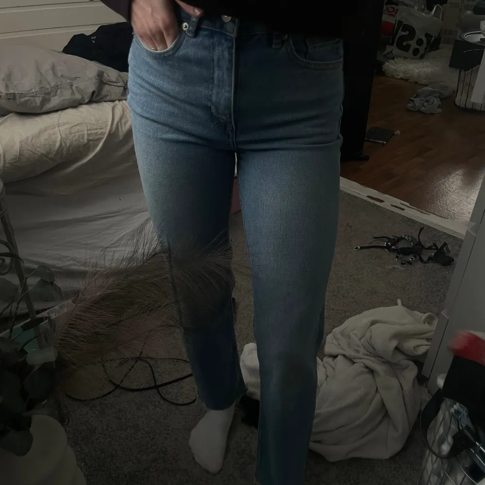 Blå jeans från hm i storlek 34. Jeans & Byxor.