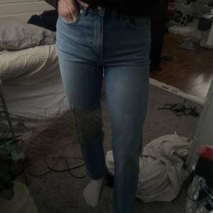 Blå jeans från hm i storlek 34