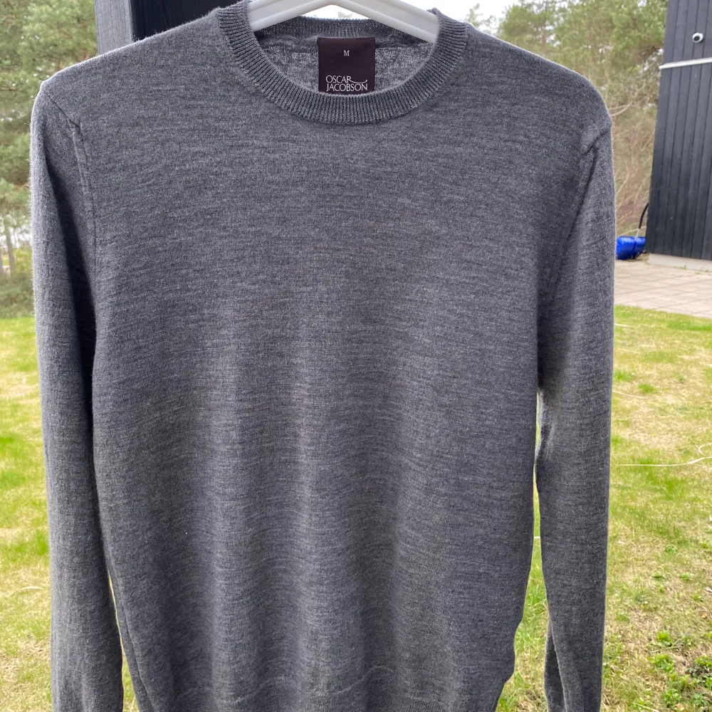 Säjer denna fina grå Oscar Jacobson tröjan, den är i ett perfekt skicka 10/10 Men skulle säga att det är storlek S mer än M. Ny pris på denna är 1300kr Kontakta gärna vid minsta fundering!🤗. Stickat.