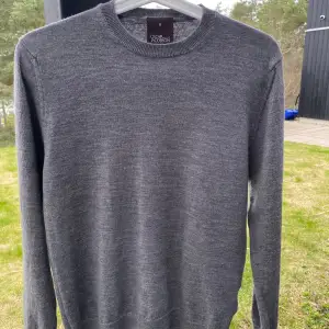 Säjer denna fina grå Oscar Jacobson tröjan, den är i ett perfekt skicka 10/10 Men skulle säga att det är storlek S mer än M. Ny pris på denna är 1300kr Kontakta gärna vid minsta fundering!🤗