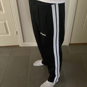 Palm Angels byxor - Säljer dessa byxor då den inte används längre. Har används fåtals gånger. Skick 9/10. 