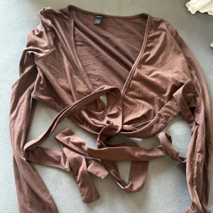 SHEIN - Långärmad omlottröja från SHEIN som knyts några varv runt magen, använd 2 gånger. Inga defekter