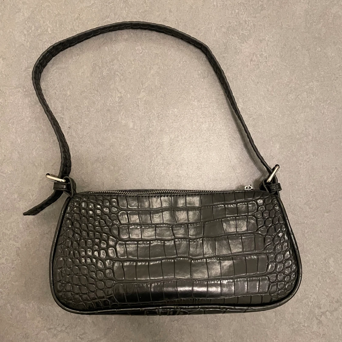 Svart axelremsväska