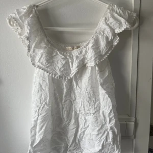 Vit blus/topp - En söt vit blus/topp🤍 strl M/S men även är väldigt stretchig. Den kan vara lite genomskinlig så man måste ha en beige eller vit top/bh under🤍
