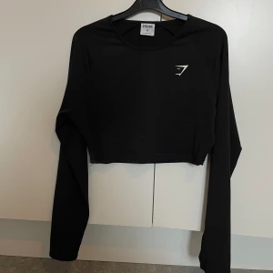 Gymshark topp - Svart gymshark crop top!  Den är i bra skick