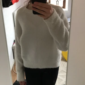 Stickad tröja  - En jätte fin stickad tröja i färgen vit. Den är väldigt gosig och jätte fin 