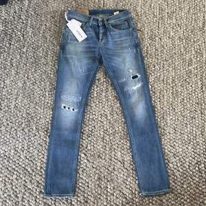 Ett par riktigt snygga Dondup George Jeans i storleken 29, helt nya, aldriga använda med tagsen kvar, skriv vid fler frågor eller funderingar!