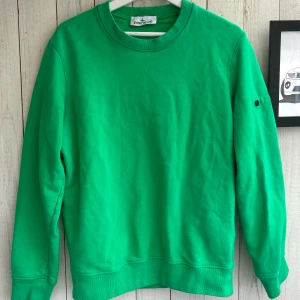 Stone island sweatshirt - Strl: S men passar nog M  Nypris :2500kr på NK Bra skick använt fåtal gånger