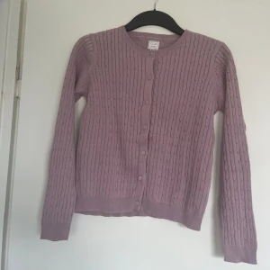 Kofta  - En fin kofta som passar till det mesta. Den har ett jätte fint mönster.  Den är skön men ändå fin.  Ljus lila. Har använts 3-4 gånger. 