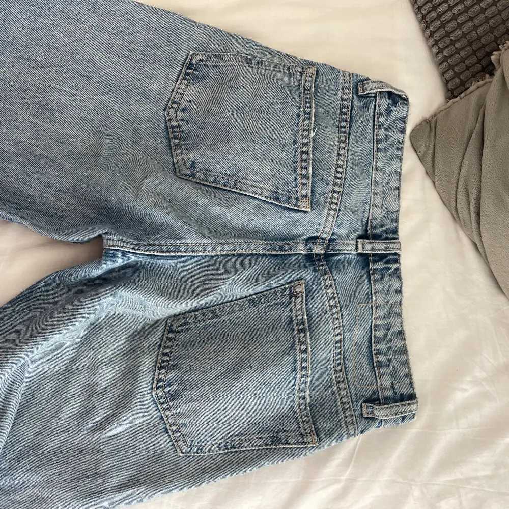 lågmidjade raka ljusblåa jeans från Zara! Väldigt trendiga och snygga💞. Jeans & Byxor.