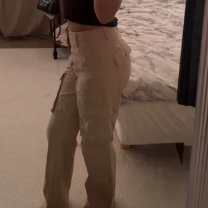 Cargo pants - Jätte sköna cargo byxor från Bershka, passar mig perfekt som är 1.72cm. Säljer eftersom de är lite stora på mig. (2sista bilderna är lånade)