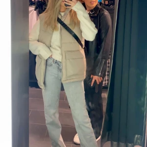 Väst - Säljer denna beiga väst, köpt på herravdelningen i storlek xs. Använd någon fåtal gång! 