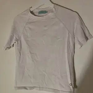 Söt vit T Shirt från Morris. Lite tjockare material med spets detaljer vid halsen🤍