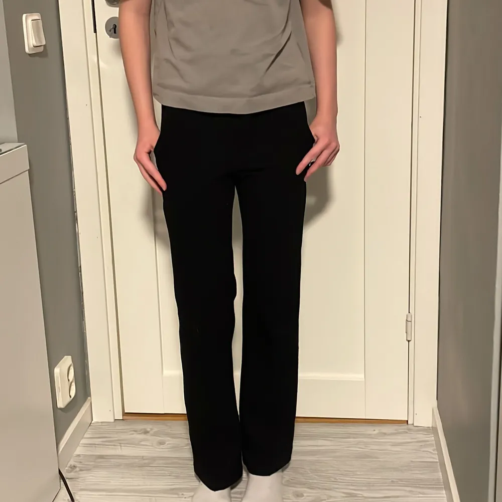 Kostymbyxor från Kappahl, storlek 146⭐️säljer då de blivit för små för mig . Jeans & Byxor.