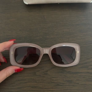 Solglasögon - Solglasögon från märket a.kjærbede!  Använda 2 gånger i mycket bra skick🤍 I en begie/gammelrosa färg💗